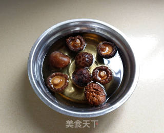 香菇土豆焖鸡的做法步骤：1