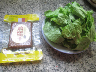 鸡蛋干炒小白菜的做法步骤：1
