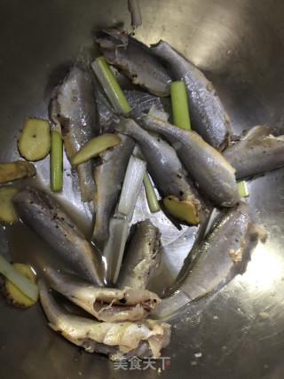 香酥小黄鱼的做法步骤：1