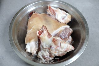 电饭煲炖肘子&肉汤米粉的做法步骤：1
