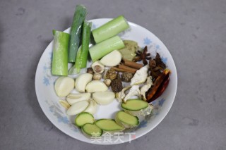 电饭煲炖肘子&肉汤米粉的做法步骤：2