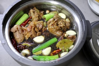 电饭煲炖肘子&肉汤米粉的做法步骤：6