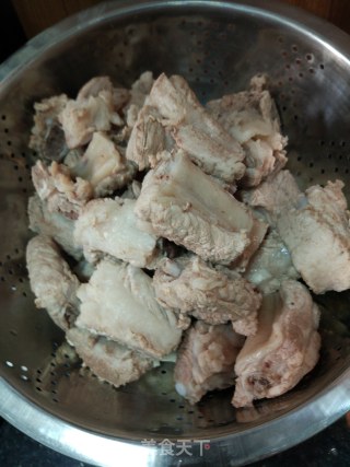 自炒糖色的糖醋排骨的做法步骤：2