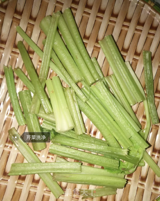 芹菜炒粉的做法步骤：1