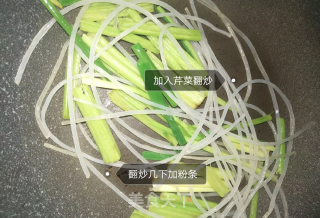芹菜炒粉的做法步骤：3