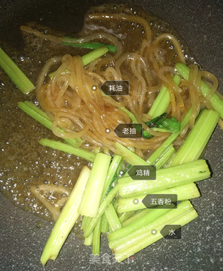 芹菜炒粉的做法步骤：4