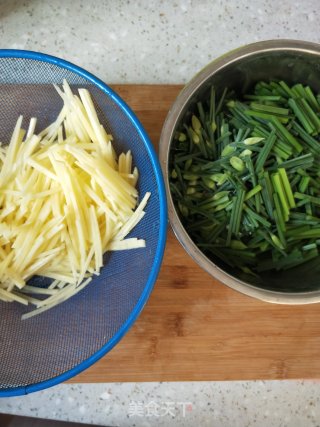 韭苔炒土豆丝的做法步骤：1