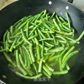 凉拌豇豆的做法步骤：1