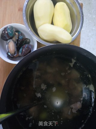 排骨鲍鱼焖土豆的做法步骤：2
