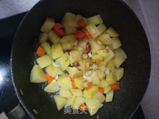 排骨鲍鱼焖土豆的做法步骤：5
