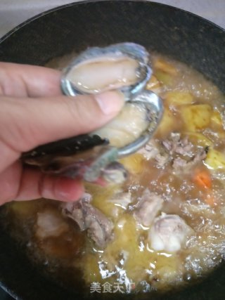 排骨鲍鱼焖土豆的做法步骤：8