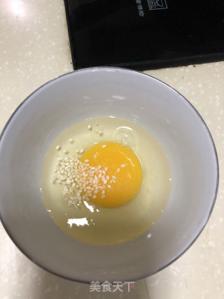 嫩蛋包香煎饭团的做法步骤：2