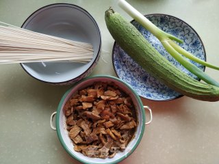 丝瓜肉丝面的做法步骤：1