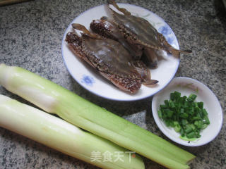 茭白炒螃蟹的做法步骤：1