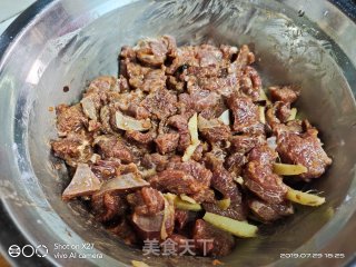黄瓜丁炒牛肉的做法步骤：2