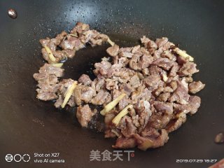 黄瓜丁炒牛肉的做法步骤：3