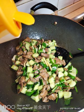 黄瓜丁炒牛肉的做法步骤：5