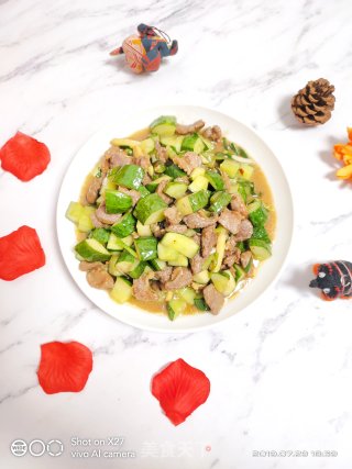黄瓜丁炒牛肉的做法步骤：6