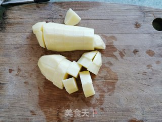 土豆红烧肉的做法步骤：2
