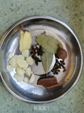 土豆红烧肉的做法步骤：5