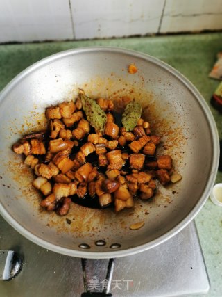 土豆红烧肉的做法步骤：10