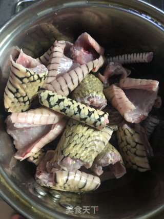 龙凤汤（蛇肉炖鸡汤）的做法步骤：1