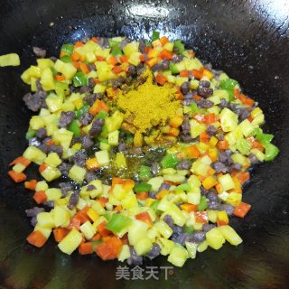 咖喱牛肉炒饭的做法步骤：6