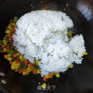 咖喱牛肉炒饭的做法步骤：7