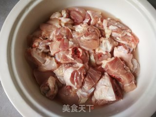 酱香鸡块的做法步骤：1