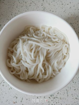 酸汤米粉的做法步骤：1