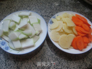 胡萝卜土豆炒蒲瓜的做法步骤：1