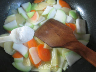 胡萝卜土豆炒蒲瓜的做法步骤：6