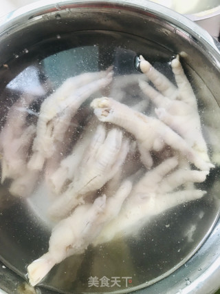 柠檬蒜蓉鸡爪皮的做法步骤：1