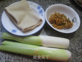 榨菜丝千张炒茭白的做法步骤：1