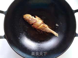 罗勒烧黄鱼的做法步骤：3