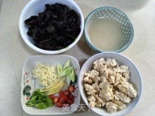 木耳核桃仁的做法步骤：2