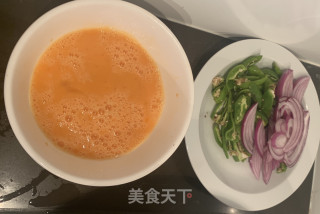 红洋葱辣椒炒鸡蛋的做法步骤：1