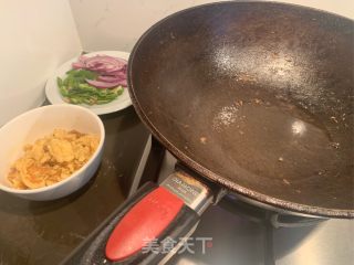 红洋葱辣椒炒鸡蛋的做法步骤：2