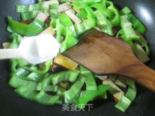鸡蛋干炒青椒的做法步骤：5