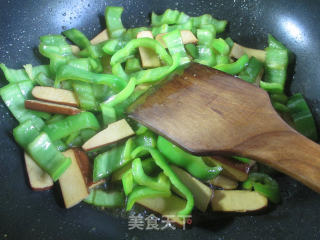 鸡蛋干炒青椒的做法步骤：6