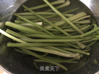 香芹炒鸡蛋的做法步骤：1