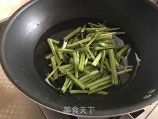 香芹炒鸡蛋的做法步骤：2