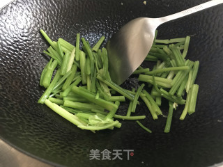香芹炒鸡蛋的做法步骤：4