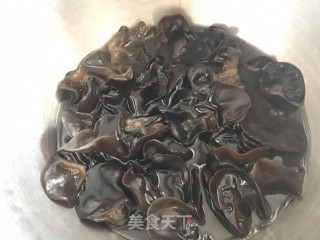 鸡肉木耳瓜片的做法步骤：1