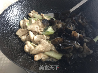 鸡肉木耳瓜片的做法步骤：6