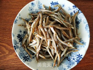 辣炒小鱼干的做法步骤：2