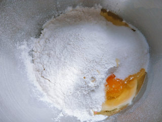 蛋黄肉松麻薯红豆芋泥包的做法步骤：2