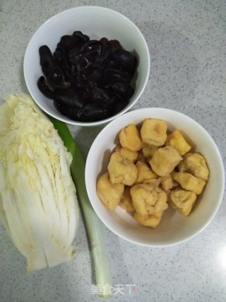 白菜木耳炒豆腐泡的做法步骤：1