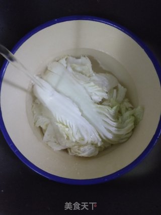 白菜木耳炒豆腐泡的做法步骤：2