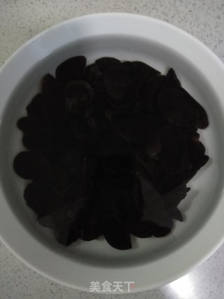 白菜木耳炒豆腐泡的做法步骤：5